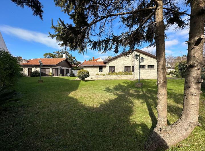 En Venta - Casa Barrio Los Troncos - Lote de 1448 m&sup2;.
