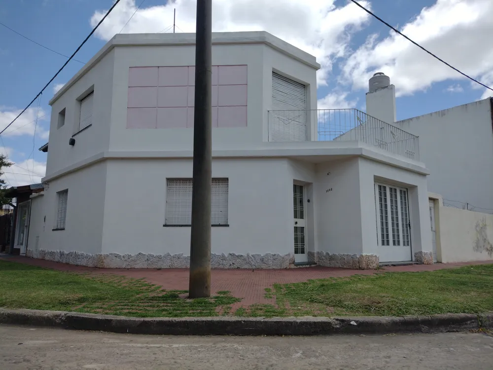 CASA DOS PLANTAS EN ESQUINA CON JARDIN Y PILETA