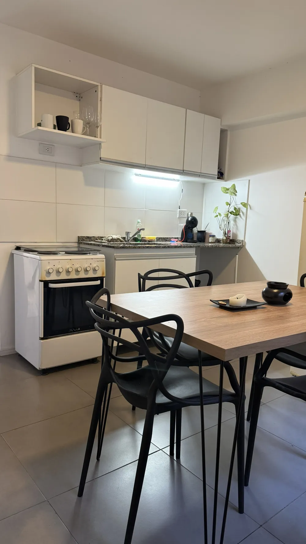 UN DORMITORIO CON BALCON