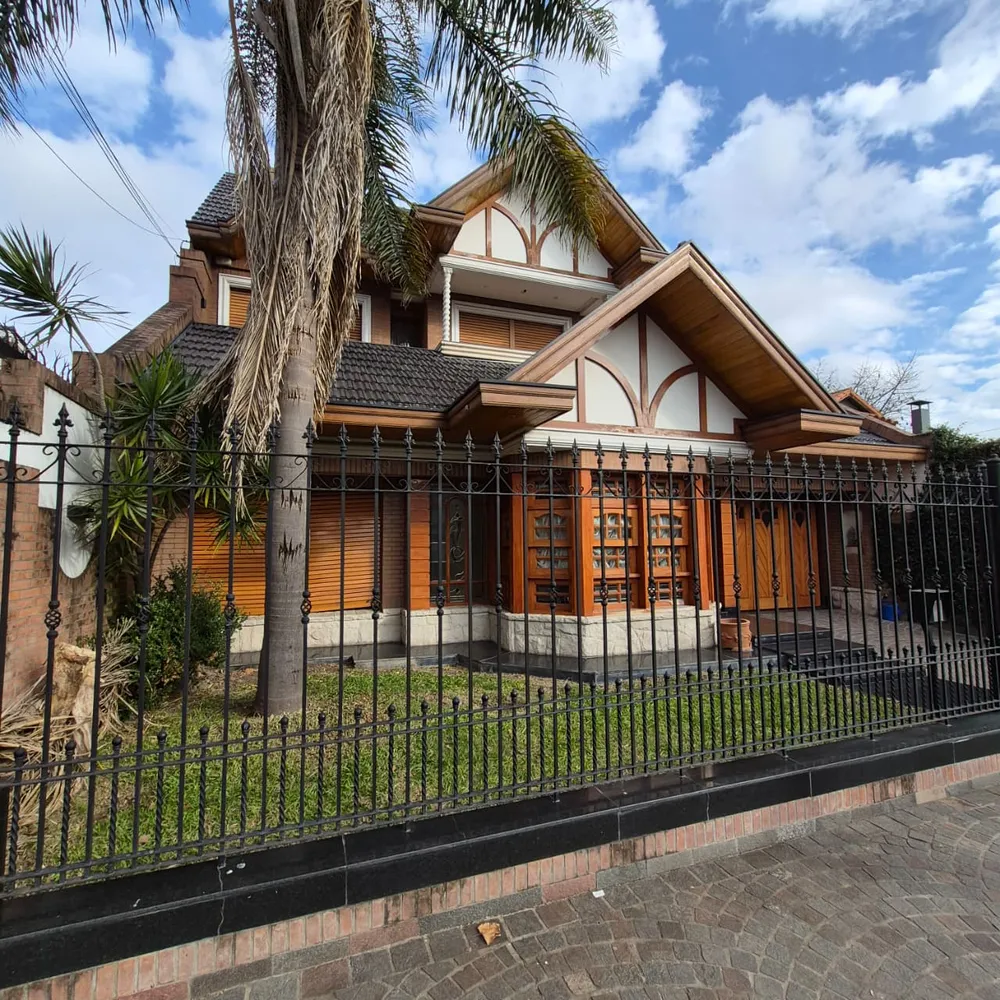 Imponente Chalet 5 amb 250m2 con 4 Habitaciones, Ascensor, Parque y 3 Cocheras!