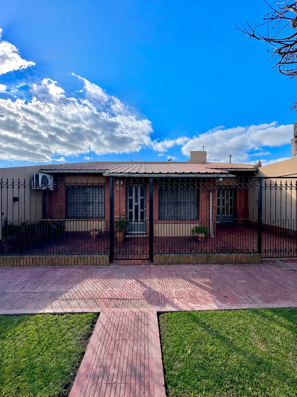 CASA DE 3 DORMITORIOS - GRANADERO BAIGORRIA