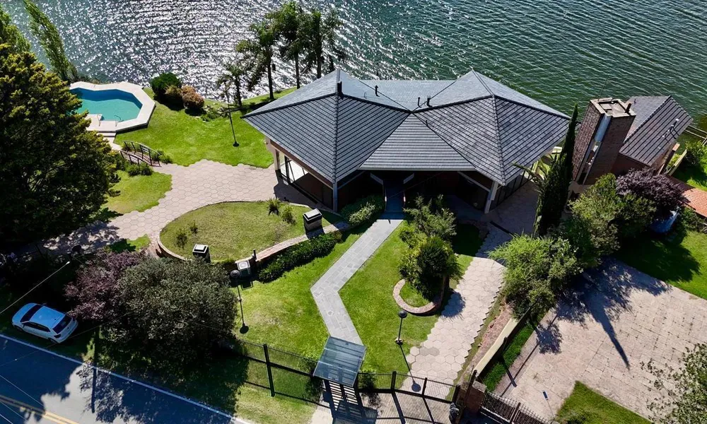 Casa en Venta de Categoría, Costa y Bajada Al Lago. Costa Azul