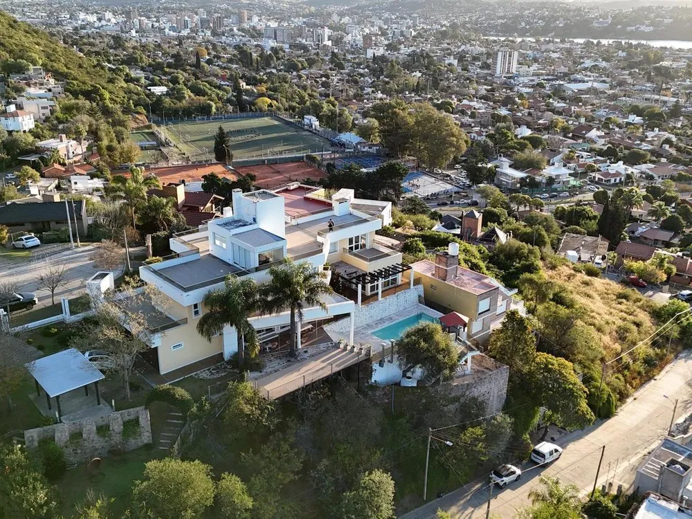 Casa en Venta de Lujo, 5 Dorm., Pileta, Quincho, Cochera, Vista Al Lago, Categoría.