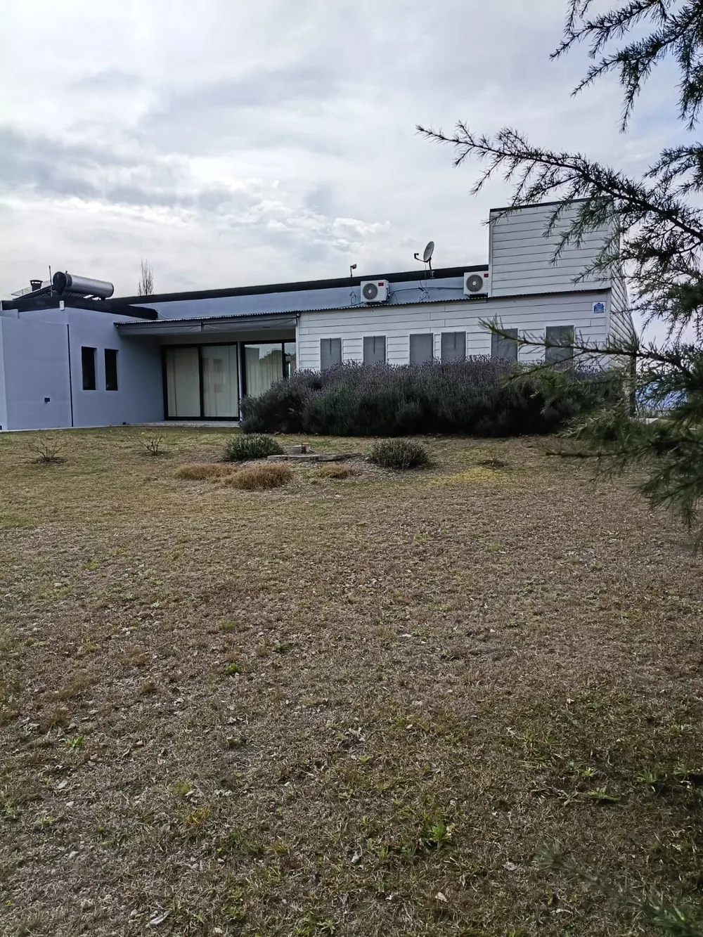Casa con piscina en Altos del Corral