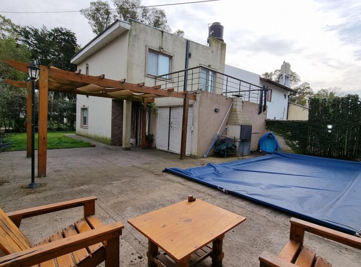 Casa de 3 Ambientes con Piscina. Barrio Las Margaritas. en Venta.
