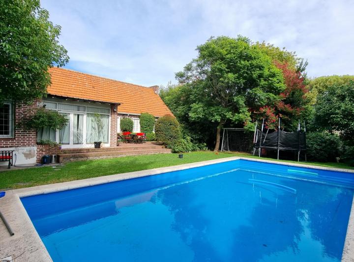 Chalet 4 Ambientes C/dependencia Zona Los Troncos. en Venta.