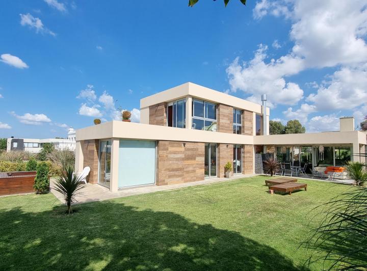 En Venta. Casa de 5 Ambientes con Jacuzzi Para 6 Personas. Rumenco.