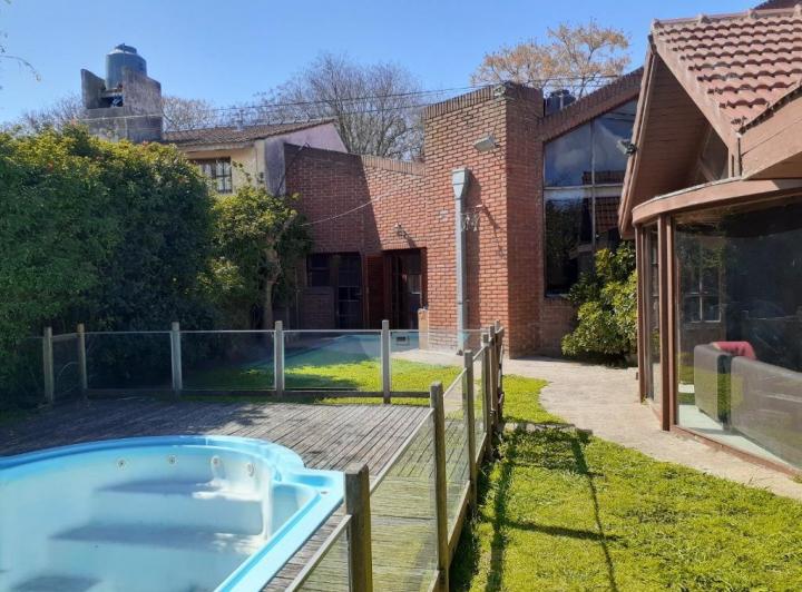 Chalet 5 Ambientes con Piscina Zona Parque Luro.