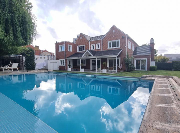 En Venta. Moderno Chalet de 7 Ambientes Barrio Los Troncos.