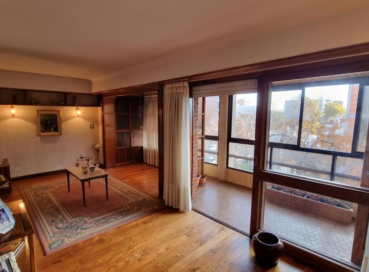 En Venta Piso de 4 Ambientes con Cochera Cubierta y Baulera. Barrio Chauvin.