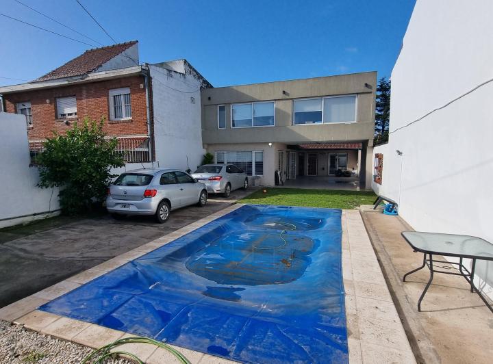 En Venta. Casa de 4 Ambientes con Parque y Pileta. Barrio Caisamar