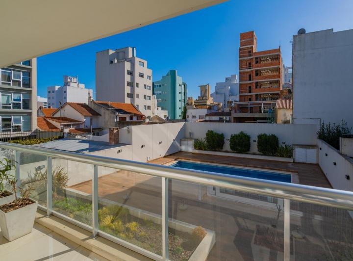 En Venta. Semipiso de 3 Ambientes Mas Escritorio. Dos Cocheras Zona Güemes.