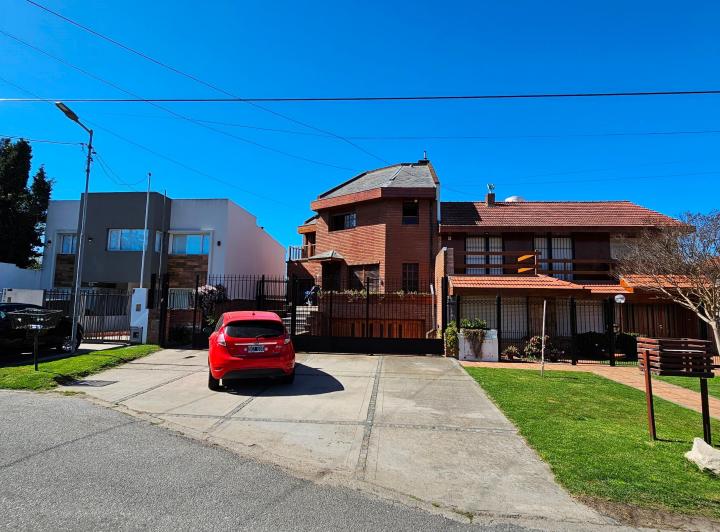 En Venta Chalet de 6 Ambientes, Garage, Parque, Quincho. Zona Constitución