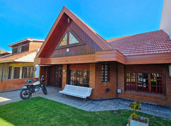 Chalet de Tres Dorm. y Playroom. Zona Constitución. en Venta.