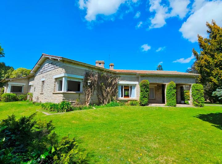 Chalet Estilo Marplatense Sobre Importante Lote en Barrio Los Troncos. en Venta.