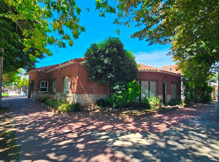 En Venta. Chalet de 4 Ambientes con Dependencia, Garage y Patio, Parque Luro.