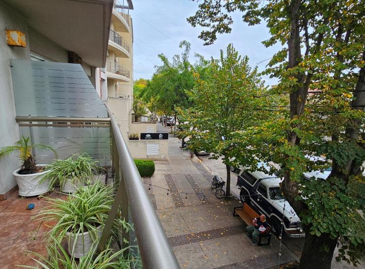 En Venta. Departamento D E 3 Ambientes Al Frente con Cochera. Zona Güemes.