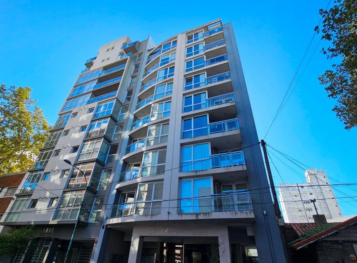 En Venta. Semipiso de 3 Ambientes con Cochera Cubierta y Baulera. Plaza Mitre.