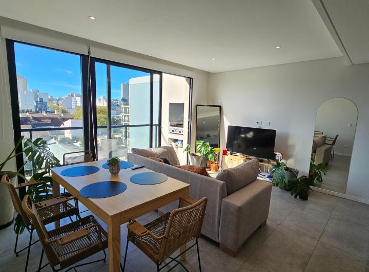 En Venta Departamento de 2 Ambientes con Dos Cocheras y Terraza Propia. Chauvin.
