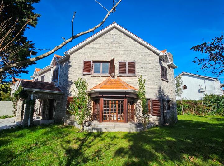 En Venta. Chalet de 6 Ambientes Reciclado con Garage/quincho. Los Troncos.