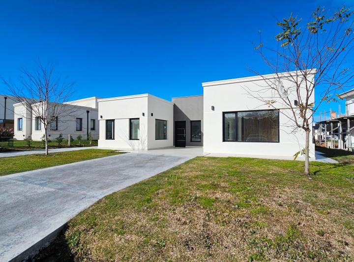 En Venta. Casa de 4 Ambientes con Piscina. Rumenco Joven.
