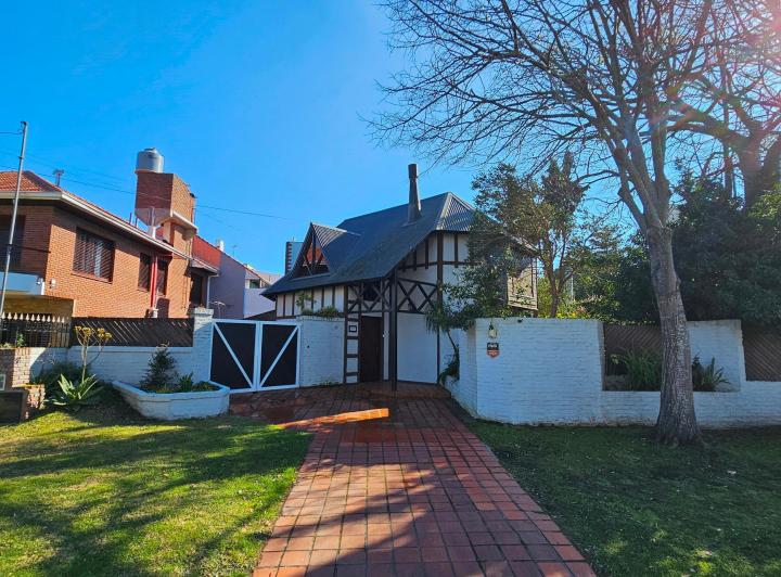 En Venta. Chalet de 5 Ambientes en Dos Plantas. Parque Luro.