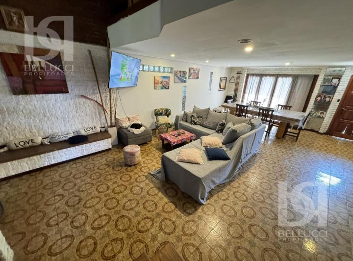 Venta // Casa 5 Amb. // Constitución