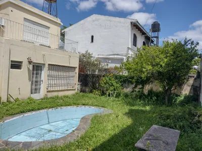 Imagen 2 de CASA DOS PLANTAS EN ESQUINA CON JARDIN Y PILETA