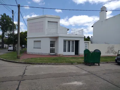 Imagen 1 de CASA DOS PLANTAS EN ESQUINA CON JARDIN Y PILETA