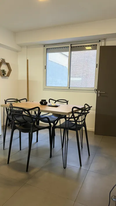 Imagen 1 de UN DORMITORIO CON BALCON