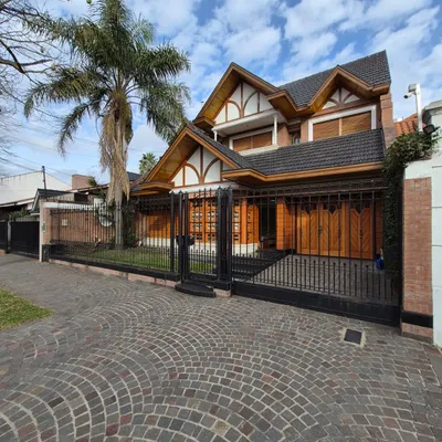 Imagen 1 de Imponente Chalet 5 amb 250m2 con 4 Habitaciones, Ascensor, Parque y 3 Cocheras!