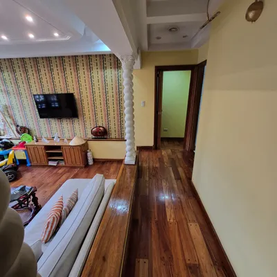 Imagen 2 de Imponente Chalet 5 amb 250m2 con 4 Habitaciones, Ascensor, Parque y 3 Cocheras!