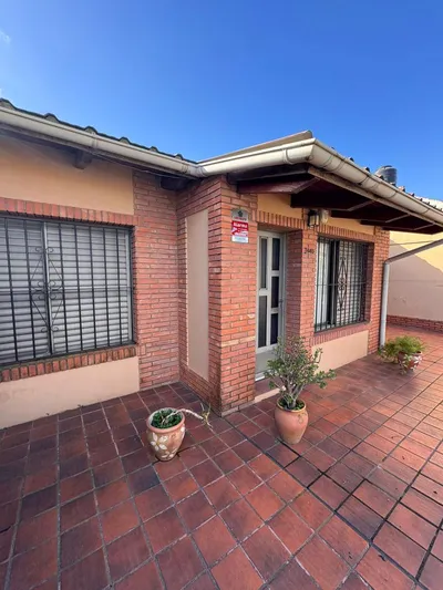 Imagen 1 de CASA DE 3 DORMITORIOS - GRANADERO BAIGORRIA