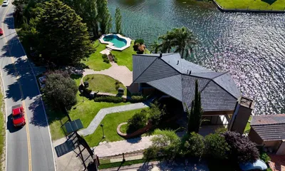 Imagen 1 de Casa en Venta de Categoría, Costa y Bajada Al Lago. Costa Azul
