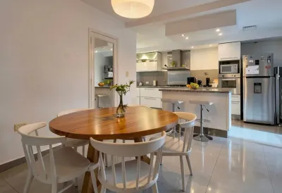 Imagen 2 de VENTA CASA 4 DORM EN CERRO DE LAS ROSAS. 244 m2 Cubiertos. 548 m2 Total. Pje Alameda, Escritura