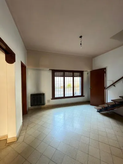 Imagen 2 de Casa Céntrica de 4 Dorm. con Cochera