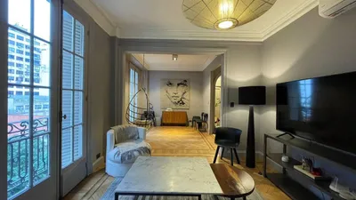 Foto de Departamento Estilo Frances Completamente Remodelado de 2 Dorm. - Juncal y Basavilbaso