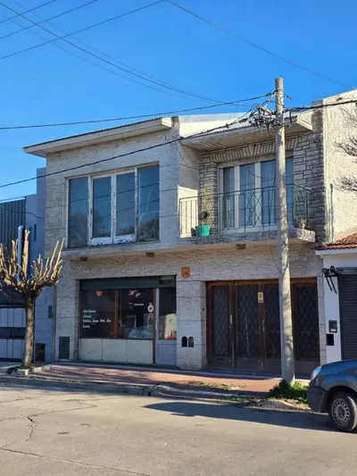 Imagen 2 de Oportunidad! Casa 3 Ambientes Con Local Al Frente Y Cochera