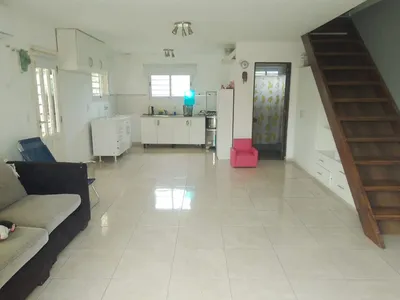 Imagen 2 de Casa 4 Ambientes  3 Habiataciones  2 Baños  Cochera Jardin Aire Acondicionado  Gimnacio