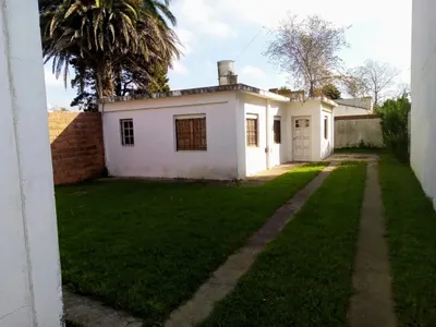 Imagen 2 de Casa En Terreno De 333m2 10x33mts  Una Casa Atras Con 3 Ambientes  2 Habitaciones 1 Baño Parque