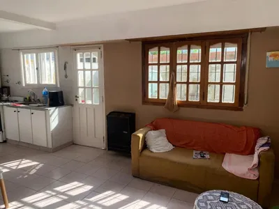 Imagen 1 de Casa En Terreno De 333m2 10x33mts  Una Casa Atras Con 3 Ambientes  2 Habitaciones 1 Baño Parque