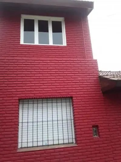 Imagen 2 de Venta De Casa 236 M2 4 Ambientes  3 Dormitorios 1 Baño  Ph De Ladrillo En Dos Niveles . Planta Baja : 2 Habitaciones Con Ventanas Enrejadas  Planta Alta : 1 Habitacion Independiente Con Terraza Patio