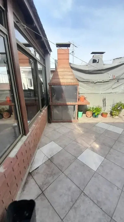 Foto de Venta Ph 4 Ambientes Al Frente Con Cochera, Patio, Terraza Y Quincho. El Inmueble Cuenta Con Amplio Living Comedor Al Frente Muy Luminoso Con Salida Al Balcón Corrido, Cocina Comedor Separada Con Barr