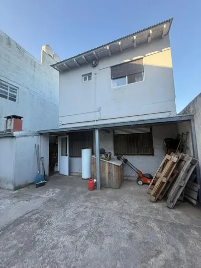 Imagen 2 de Casa De 5 Ambientes Grandes En Dos Plantas, Con Portón Eléctrico De Entrada. La Planta Baja Cuenta Con Patio Delantero, Zona De Césped Magali Pascuzzi Venta Y Alquiler De Propiedades En Mar Del Plata