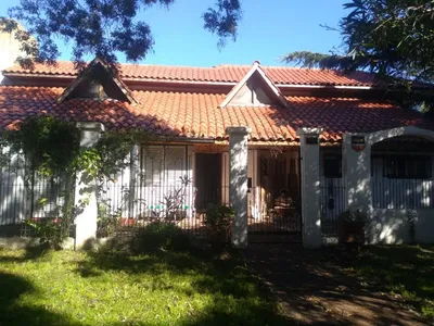 Imagen 2 de Casa En Venta  Parque Luro  4 Ambientes  3 Dormitorios  Patio Y Cochera