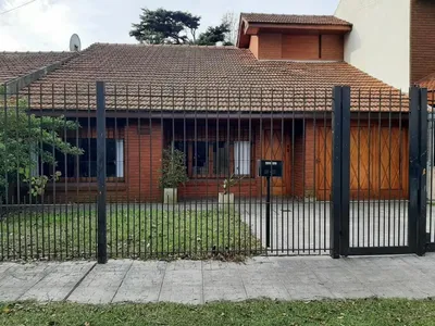 Imagen 1 de Casa Chalet Venta Mar Del Plata 3 Ambientes 2 Dormitorios Parque Quincho Garaje Doble Dependencia Alarma Radiadores Florisbelo Acosta 4500
