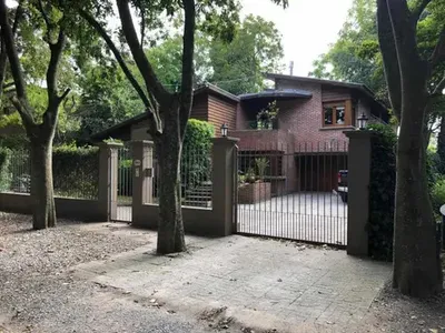Imagen 1 de Casa De Categoría En Venta  Barrio Grossellar / Caisamar  Imponente Propiedad Desarrollada Sobre Un Lote De 800 M², Con 340 M² Cubiertos, Ideal Para Quienes Buscan Amplitud, Confort Y Excelentes Espa