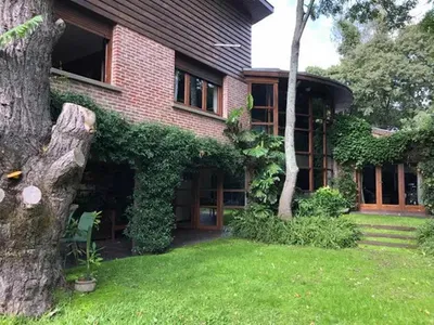 Imagen 2 de Casa De Categoría En Venta  Barrio Grossellar / Caisamar  Imponente Propiedad Desarrollada Sobre Un Lote De 800 M², Con 340 M² Cubiertos, Ideal Para Quienes Buscan Amplitud, Confort Y Excelentes Espa