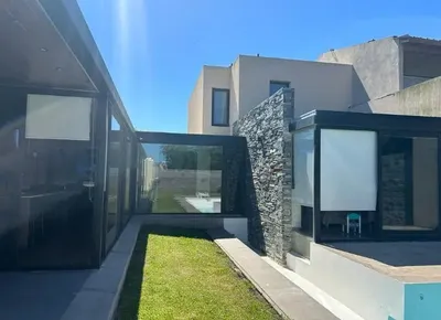 Imagen 1 de Casa En Venta Barrio Caisamar Mar Del Plata Amplio Lote De Categoria Moderna Con  Pileta Y Parque