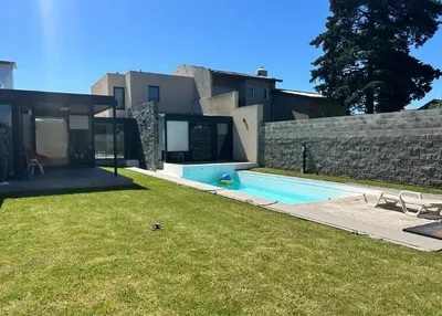 Imagen 2 de Casa En Venta Barrio Caisamar Mar Del Plata Amplio Lote De Categoria Moderna Con  Pileta Y Parque